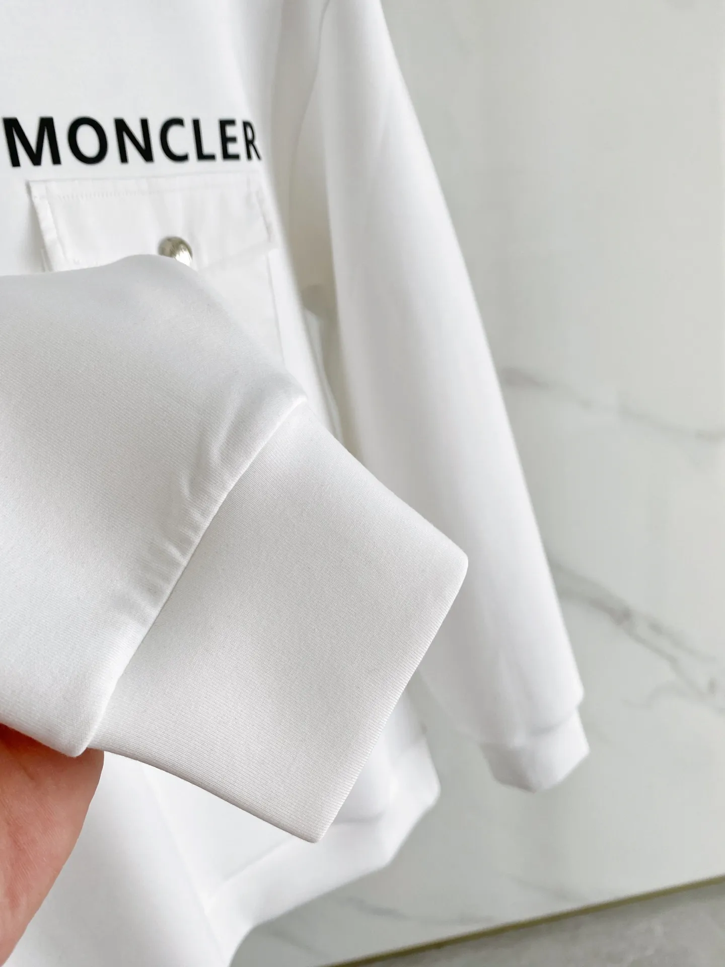 27 Moncler 2026 New Arrival ， ， Quality ， ， ， ， 、 ， 。 ：White、Black Sizes：S-XL